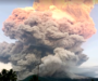 Vulcão entra em erupção e lança coluna de cinzas de 11 km de altura na Indonésia; veja