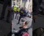 PM chuta carrinho de feira com idosa caída no chão durante abordagem em SP