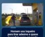 Homem usa isqueiro para tirar adesivo e quase incendeia carro em posto; veja
