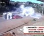 Caminhão carregado de leite tomba em rodovia do RS; veja momento