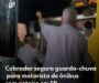 Veja Vídeo – Cobrador segura guarda-chuva para motorista de ônibus com goteira em SP; veja