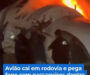 Avião cai em rodovia e pega fogo com passageiros dentro; assista ao vídeo