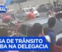 Veja Vídeo – Dono de academia quase atropela criança, foge e chama irmão armado para confusão