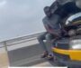 Veja Vídeo – Homem é flagrado consertando van em movimento com passageiros; veja
